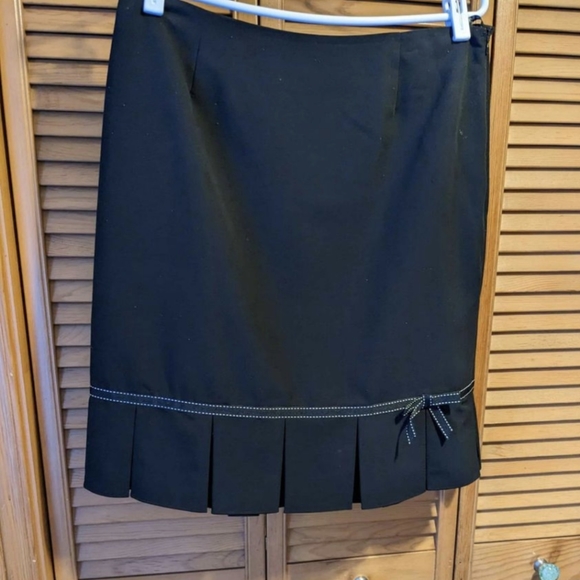 Nygard Black Pleated Skirt with Tiny Bow Detail - Picture 1 of 4